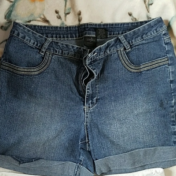 Shorts - Picture 3 of 8